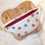 Banane écru fleurs bleu, rose et jaune